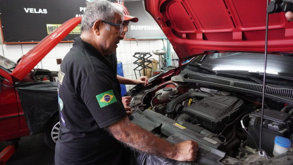 Mecânico da Louricar LM trabalhando em um veículo
