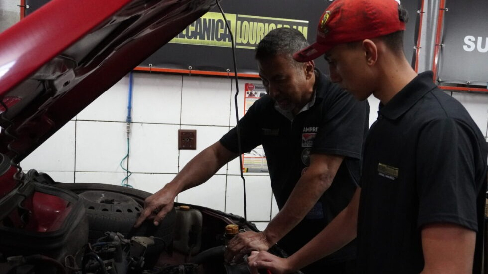 Profissionais da Louricar LM avaliando um motor