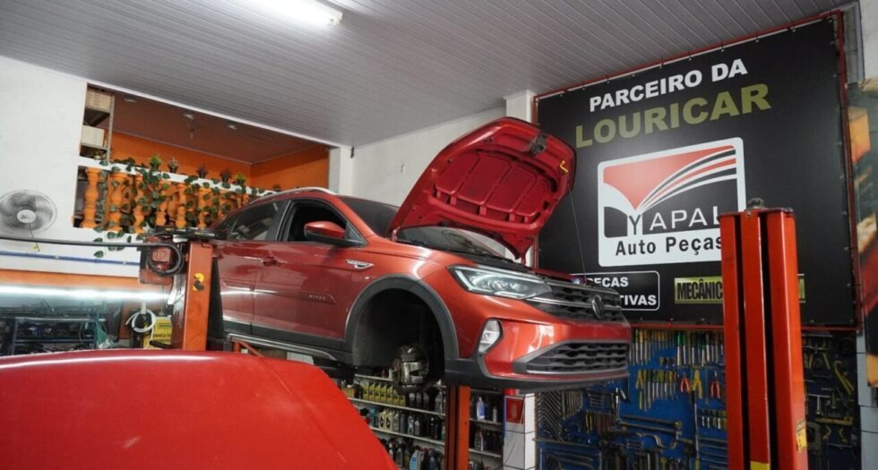 Veículo em manutenção no elevador da Louricar LM